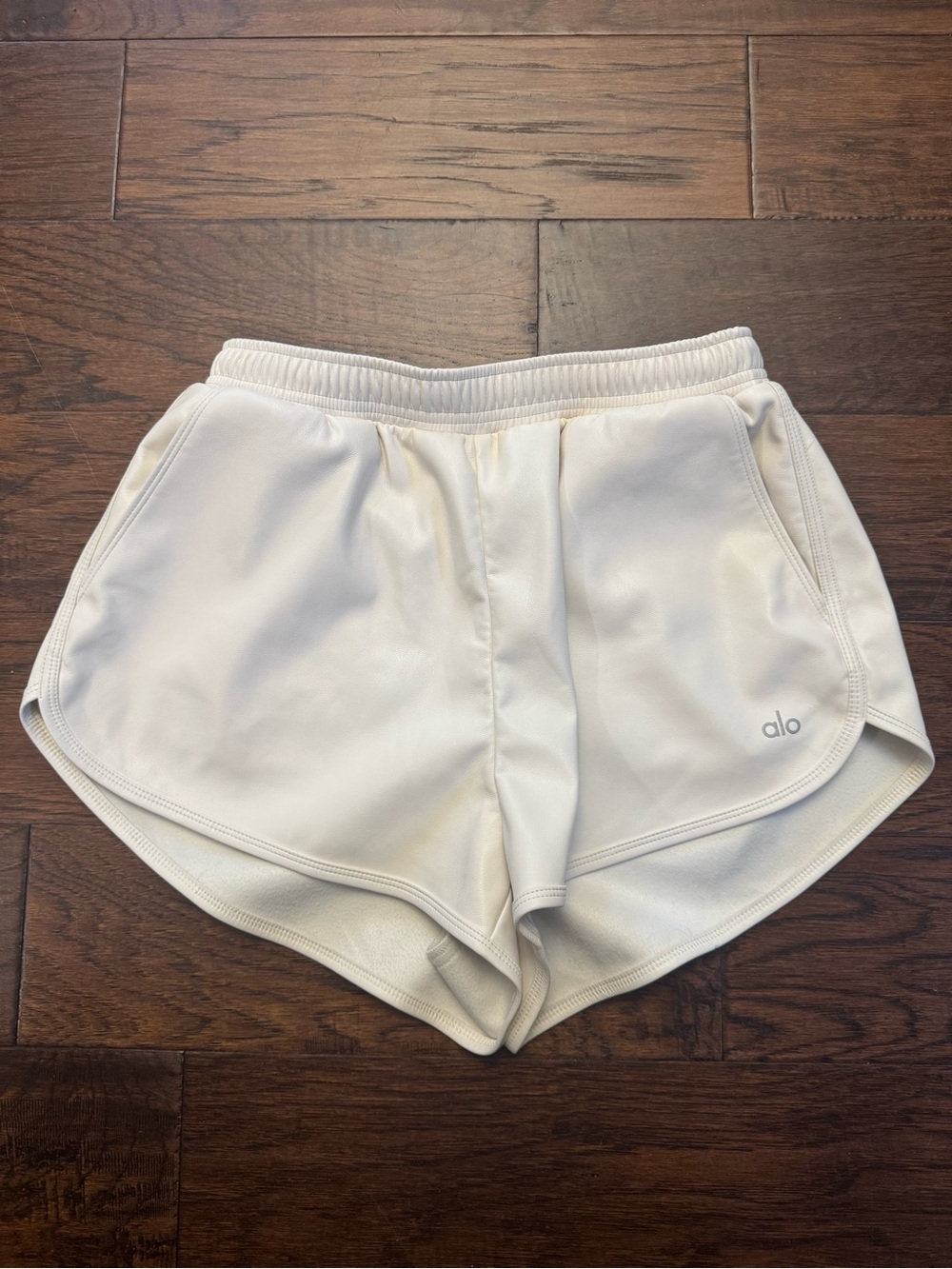 ALO Yoga Power hour faux leather ivory white shorts - Size Medium - Picture 2 of 5